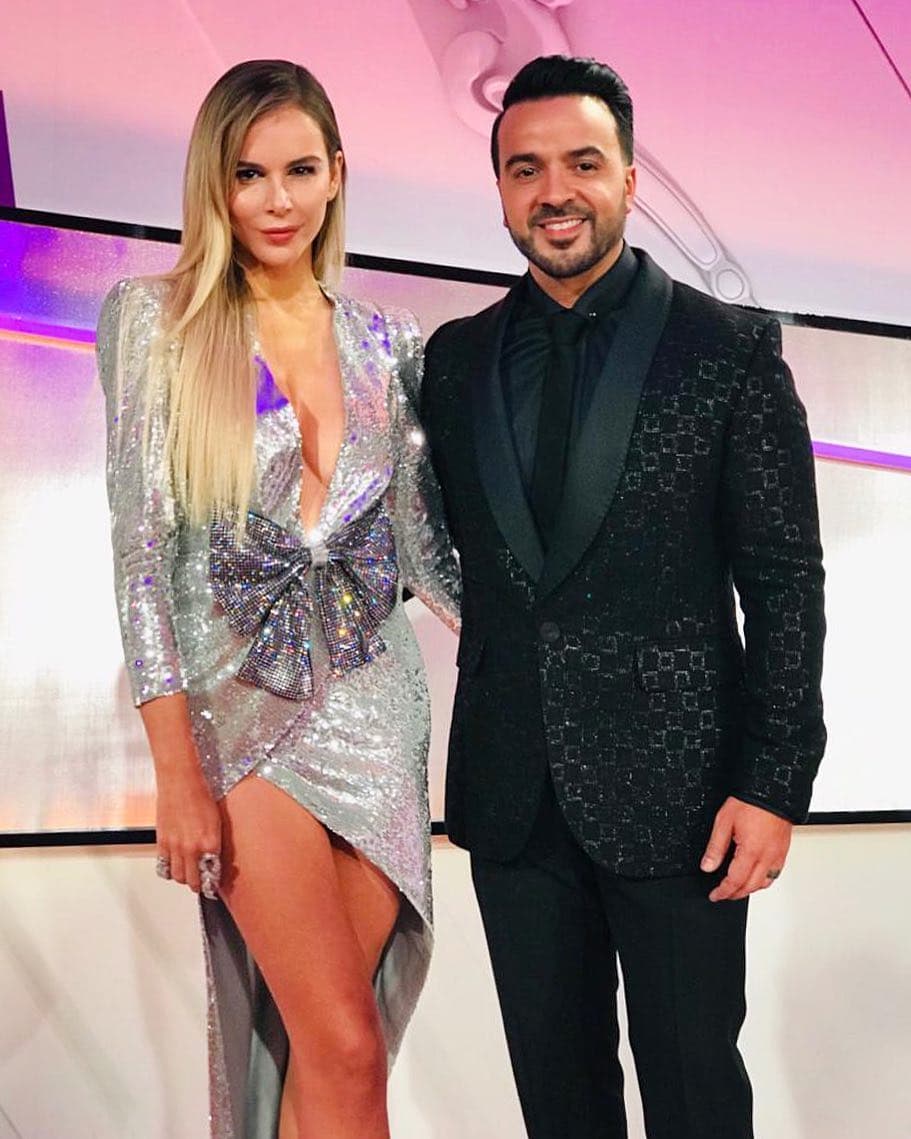 Luis Fonsi optó por vestir totalmente de negro y desfiló al lado de su esposa Águeda López, quien lució un vestido lleno de brillos de Galia Lahav.