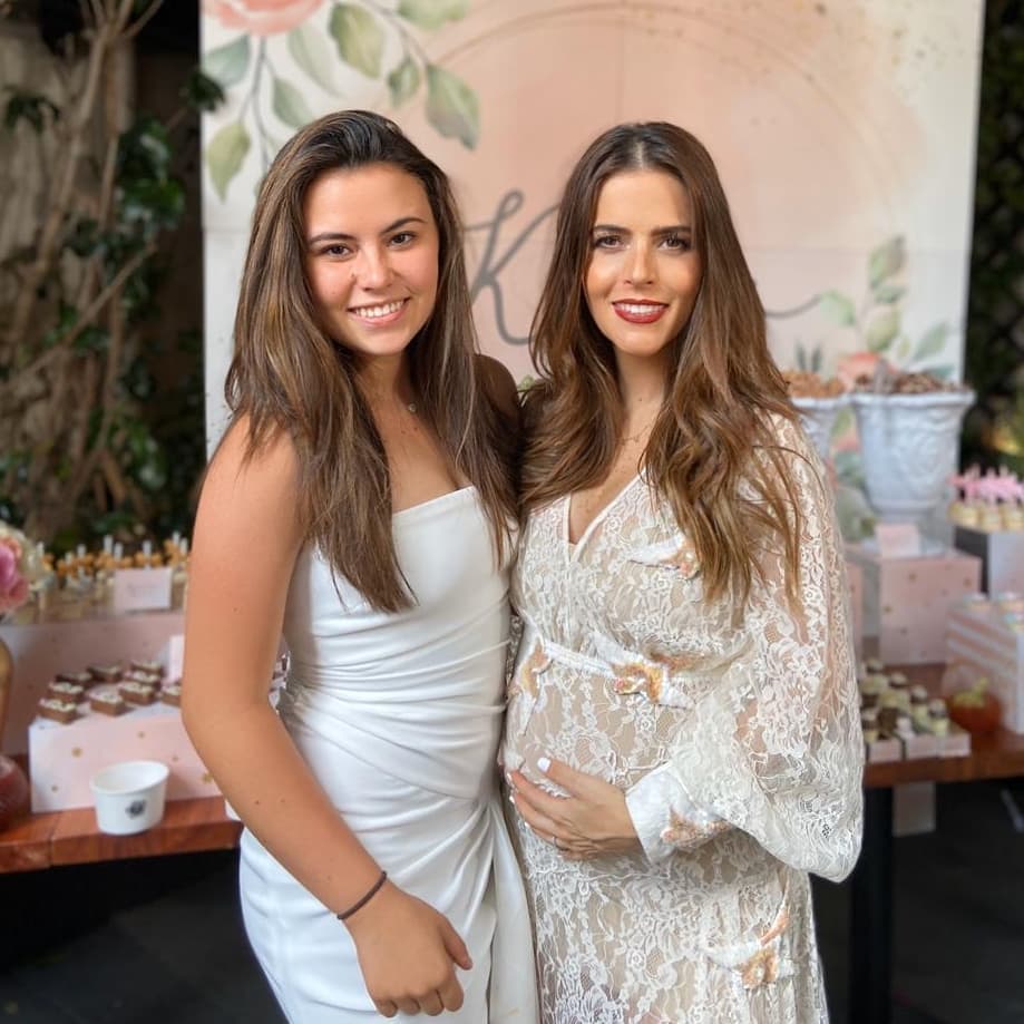 Recientemente, la actriz le dedicó una emotiva felicitación de cumpleaños a su hijastra, en la que le agradeció la gran hermana mayor que es con Kira. “Te amo por siempre. 17 años cumples ya y pensar que te conocí a tus 9 añitos (…) Ahora que pase esta etapa tenemos que regresar aquí. Te amo y amo que seas la hermana mayor de Kira, que seas tú su cómplice y maestra”, indicó.