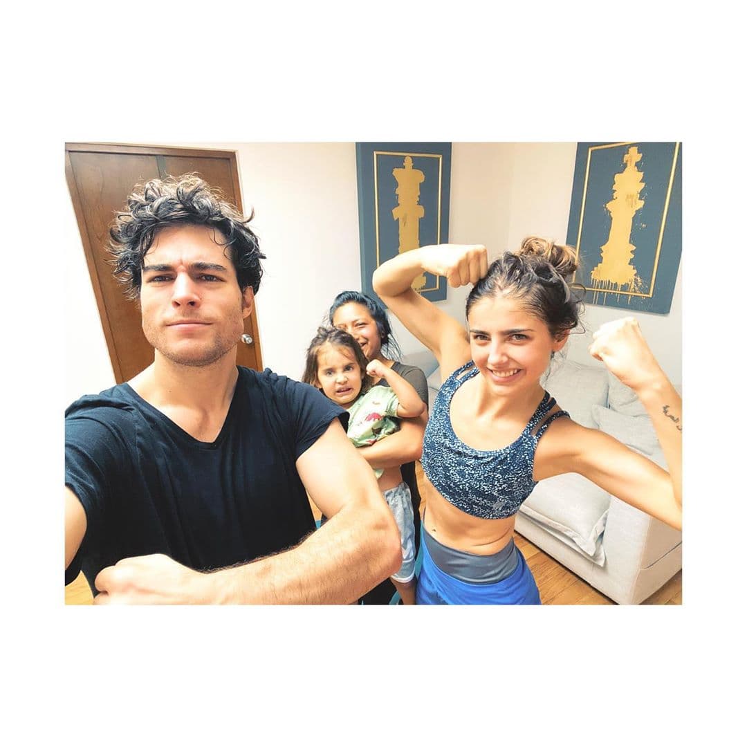 Una de las actividades que Renaud más disfruta en la cuarentena es el ejercicio en familia, por lo que, con el cabello agarrado y la cara limpia, la actriz motiva a sus fans para que se activen e intente un poco de gimnasio casero.