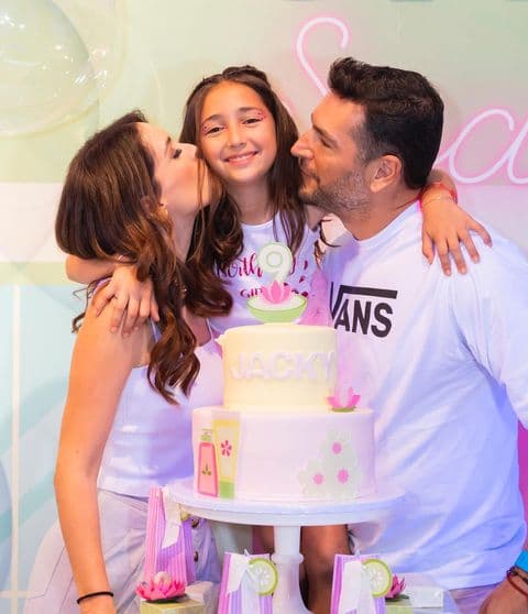Hija mayor de Jacky Bracamontes se transforma en modelo como su mamá