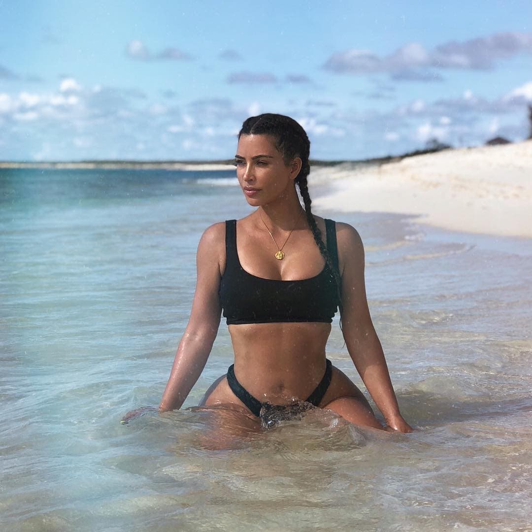Kim Kardashian está de vacaciones con su hermana Kourtney.