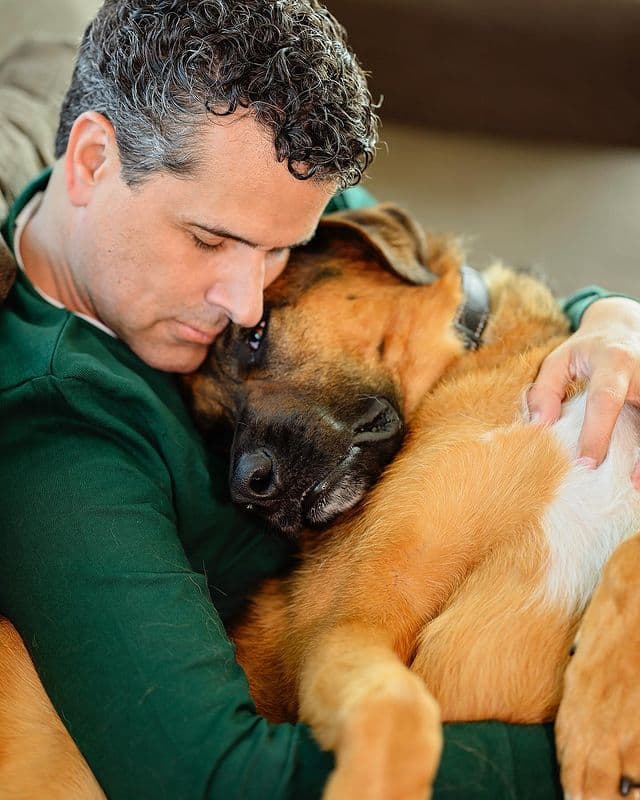 Entre lágrimas y con el corazón destrozado, Marco Antonio Regil se despide de Bernie, su mejor amigo.
