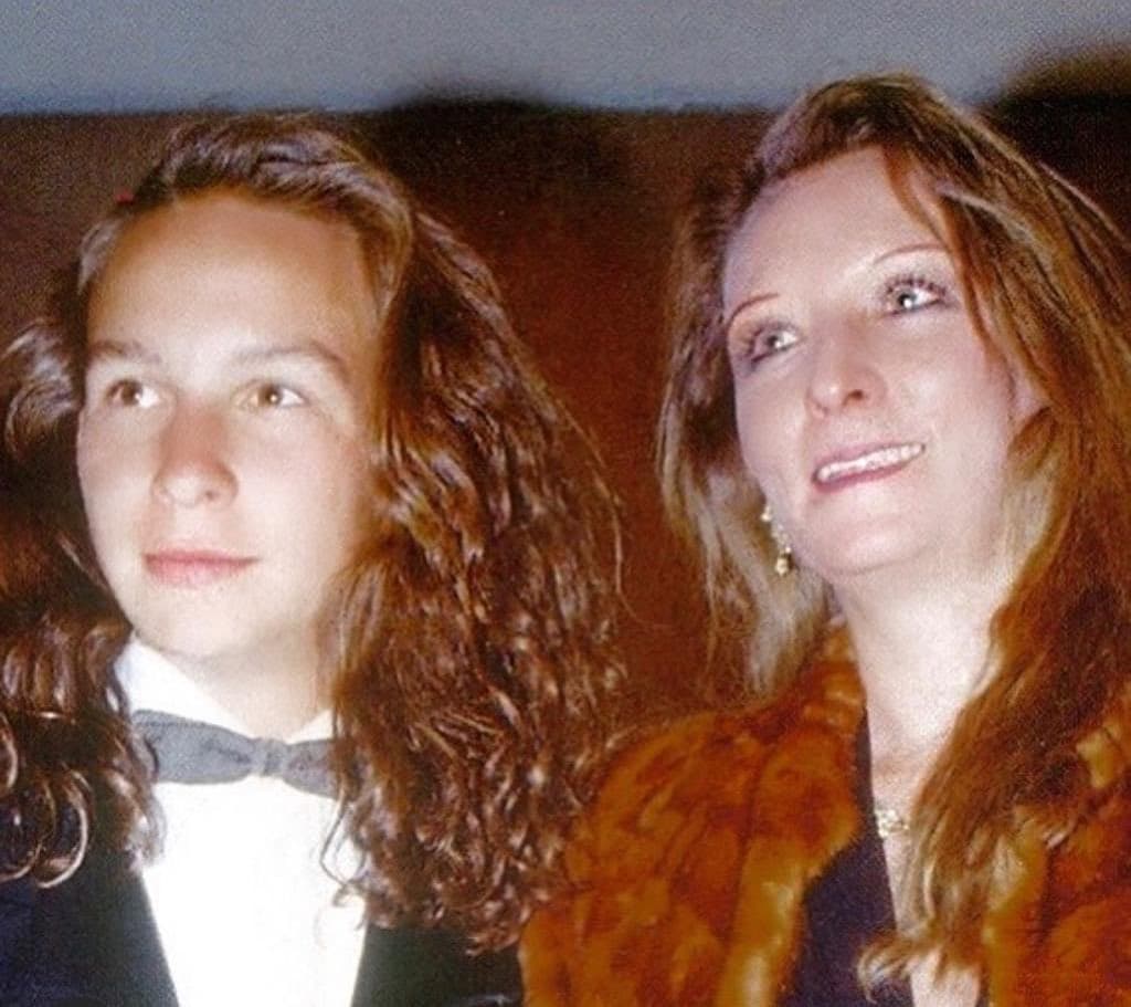 No es la primera ocasión que en redes sociales queda al descubierto que Mía Rubín Legarreta es el clon de su papá Erik Rubín. Gracias a las fotografías que el cantante comparte de su infancia y adolescencia, los seguidores han señalado que la joven, quien recientemente cumplió 15 años, heredó todos sus rasgos físicos.