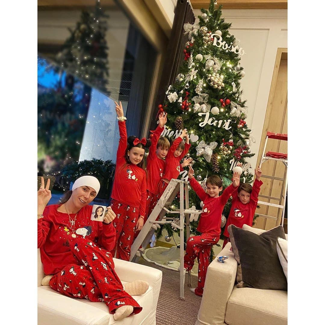 A pesar de estar convaleciente por su reciente cirugía en la cabeza, Inés Gómez Mont se tomó el tiempo de ayudarle a sus hijos a decorar el árbol de Navidad, el cual predominó por las letras cursivas que reflejan el nombre de cada uno de sus hijos: Bruno, Diego, Darío, Javier, María e Inesita. “Debo confesar que solo dirigí, ya que tuve grandes ayudantes, gracias a mi esposo, las pulgas y mis niñas lindas”, escribió en Instagram.