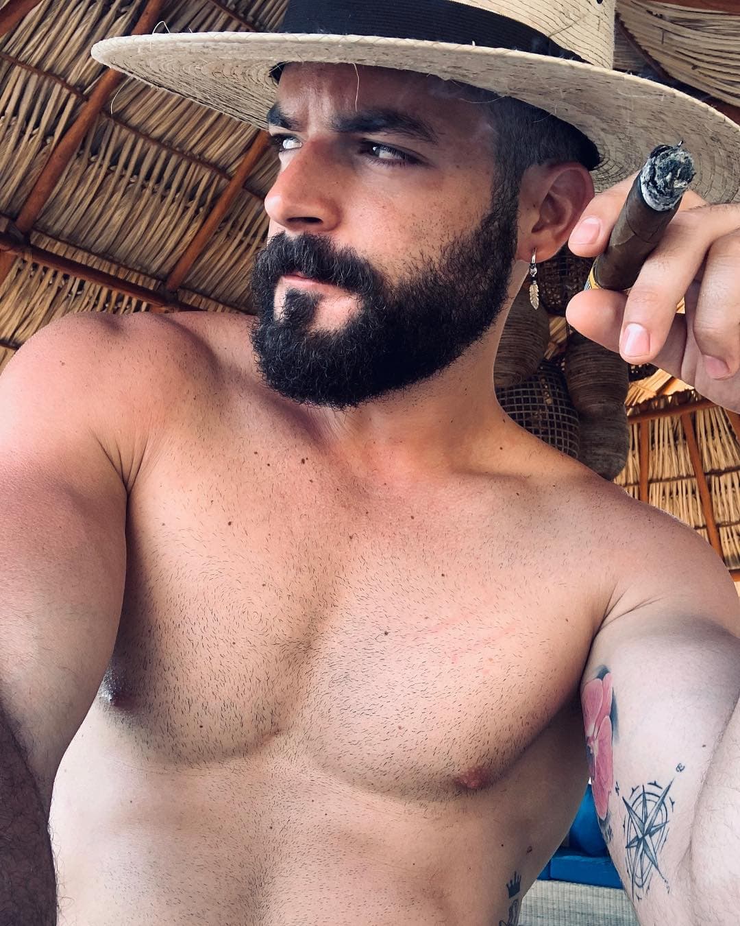 Adrián Di Monte es "Bobby", un entrenador de mujeres millonarias a las que les da clases de yoga y de hábitos saludables.