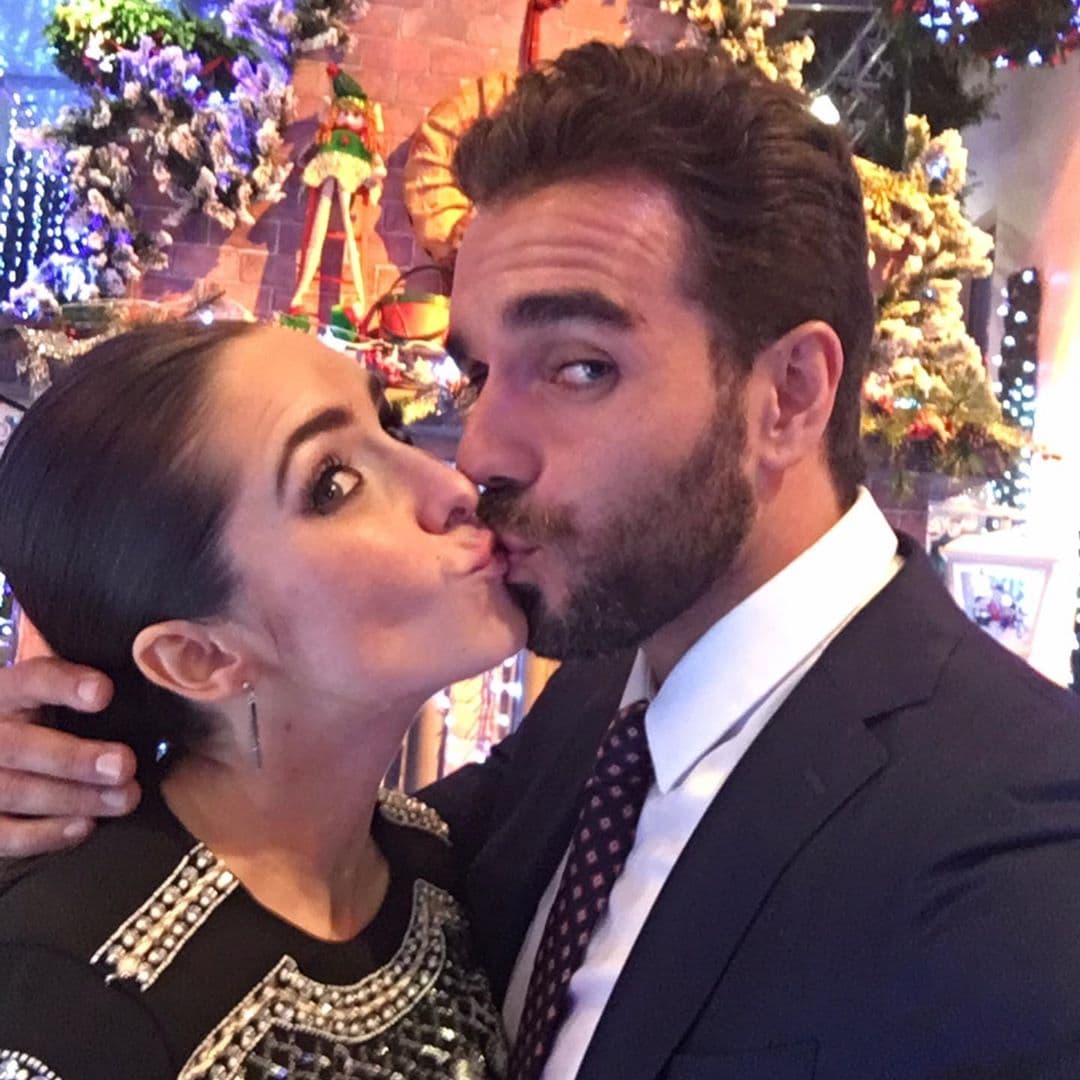 “Estaba a punto de irme a vivir lejos así que de mutuo acuerdo nos enamoramos sabiendo que duraría poquito (…) 6 meses después Diego estaba en camino, nuestro Diego del que hablamos en las primeras citas. Siempre fue tan fácil confiar en ti, siempre he podido ser tan yo. Siempre me he sentido tan amada, tan admirada, tan en casa. Gracias por todo, porque ser mujer a tu lado ha sido un regalo que no conocí antes. Y hoy criamos a un niño para que un día sea un hombre amoroso, leal y respetuoso como tú lo has sido con su mamá”, confesó.