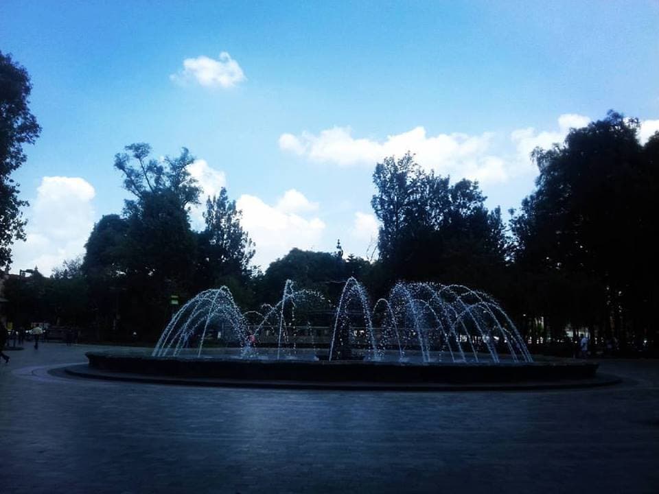 A finales de 2017, Yalitza comenzó a compartir imágenes de algunos destinos turísticos de la Ciudad de México, entre ellos: el Parque de la Alameda.
