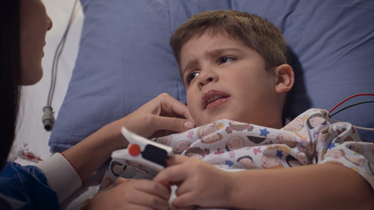 "Apaga la televisión, ya me aburrí. ¿No pueden traer más juguetes?".