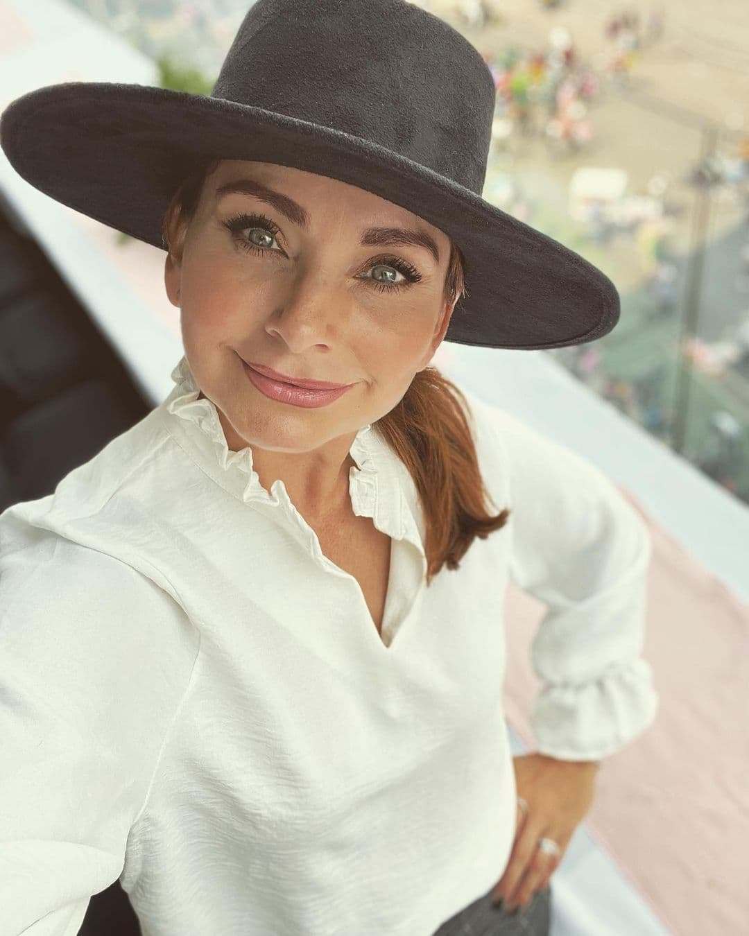 Elizabeth Álvarez, más elegante que nunca, posa en sesión navideña