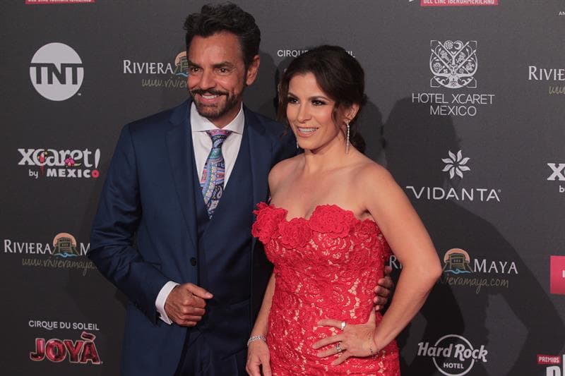 Eugenio Derbez bromeó conos asistentes la gala. Y su esposa, cantante de Sentidos Opuestos, presentó un premio
