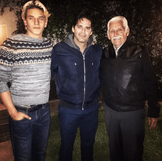 Incluso, hace algunos años, el actor compartió una imagen junto a su hijo y su padre, mostrando a las tres generaciones de la familia Rodríguez.