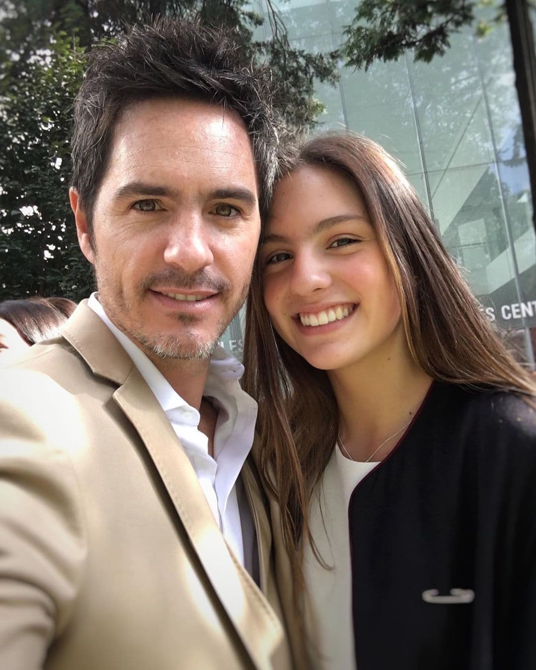 Hija de Mauricio Ochmann demuestra que como hombre luce igualita al actor en divertido video