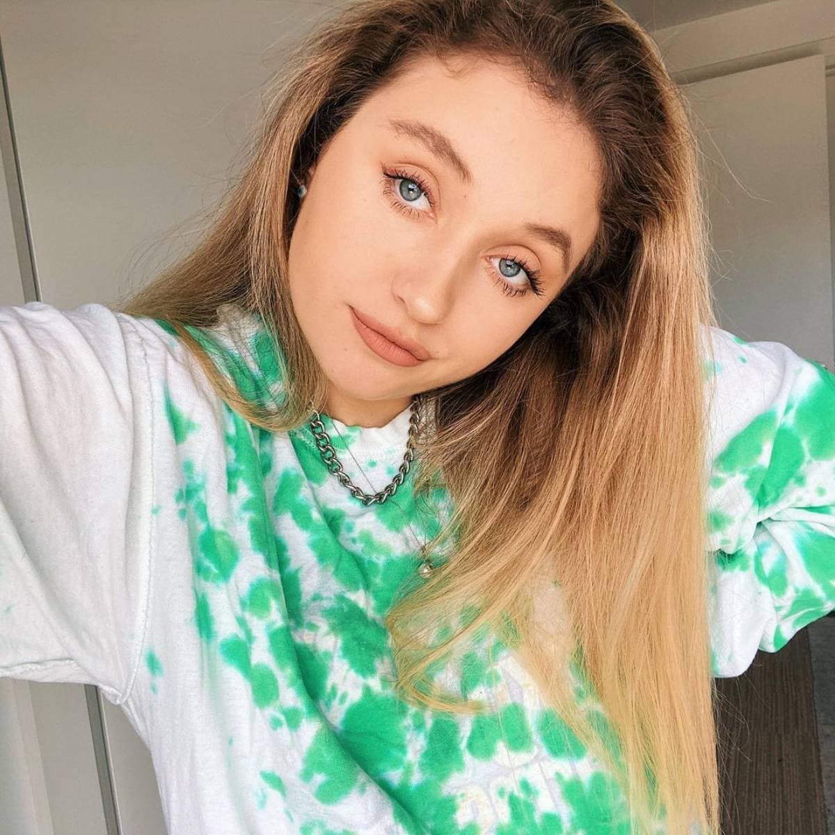 Actualmente, la joven tiene 22 años y aunque no siguió los pasos de su mamá en la actuación, sí incursionó en el espectáculo, pero en el ámbito de la música.