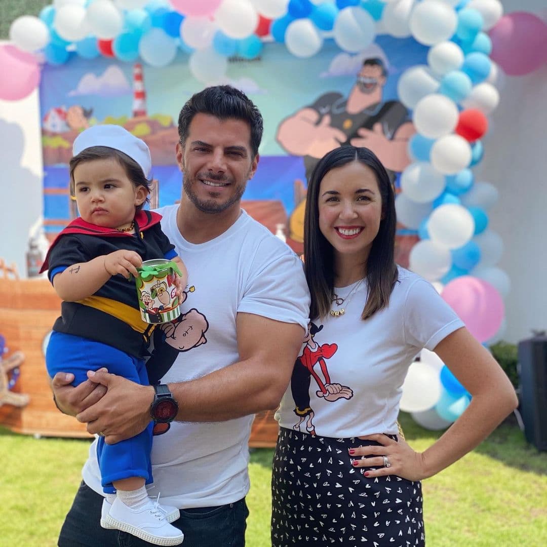 En las imágenes, se observa que la actriz no solo disfrazó a sus pequeños de ‘Popeye’ y ‘Oliva’; también mostró el barco del personaje con todo y su timón.