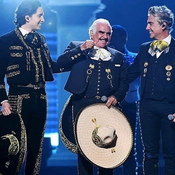 Por su parte, Alejandro Fernández también habló en aquella ocasión del orgullo que sintió de cantar con su padre e hijo. “Este es el mejor galardón que podría recibir en la vida: Cantar junto a ellos dos. Gracias por todos los increíbles mensajes que nos han hecho llegar y créanme, mientras ustedes aplaudan, les queda Dinastía Fernández para rato”.