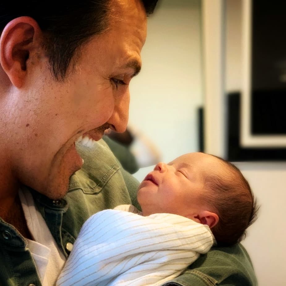 En medio de los cambios, Claudia Álvarez mostró que estaba disfrutando al máximo su faceta de mamá y arrancó el 2020 dejando ver el rostro de su hija Kira, quien recibió cientos de halagos. “Dicen que los babies vienen con respuestas... Te mira, la miras y te muestra quien eres! Bienvenida Kira a nuestro mundo!”, sentenció.