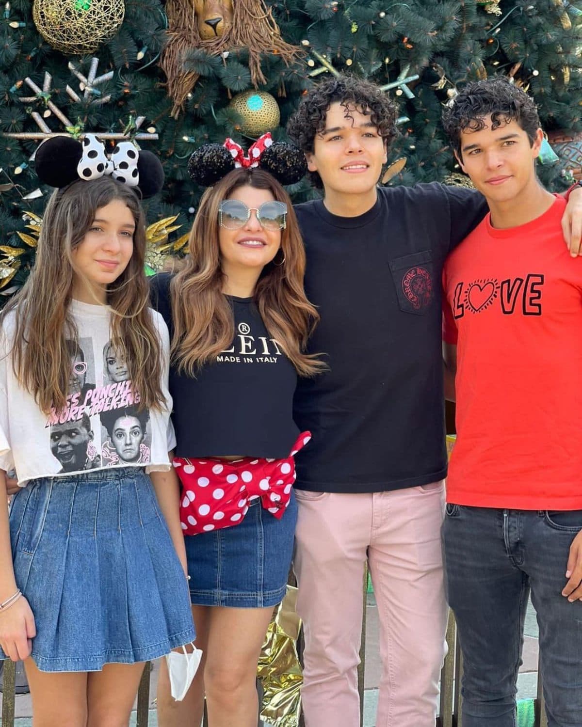 María Itatí modeló algunas prendas de la nueva línea de ropa de su mamá, la cual lleva por nombre ‘Maldita Lisiada’ y que sacó en conjunto con la Fundación Origen.