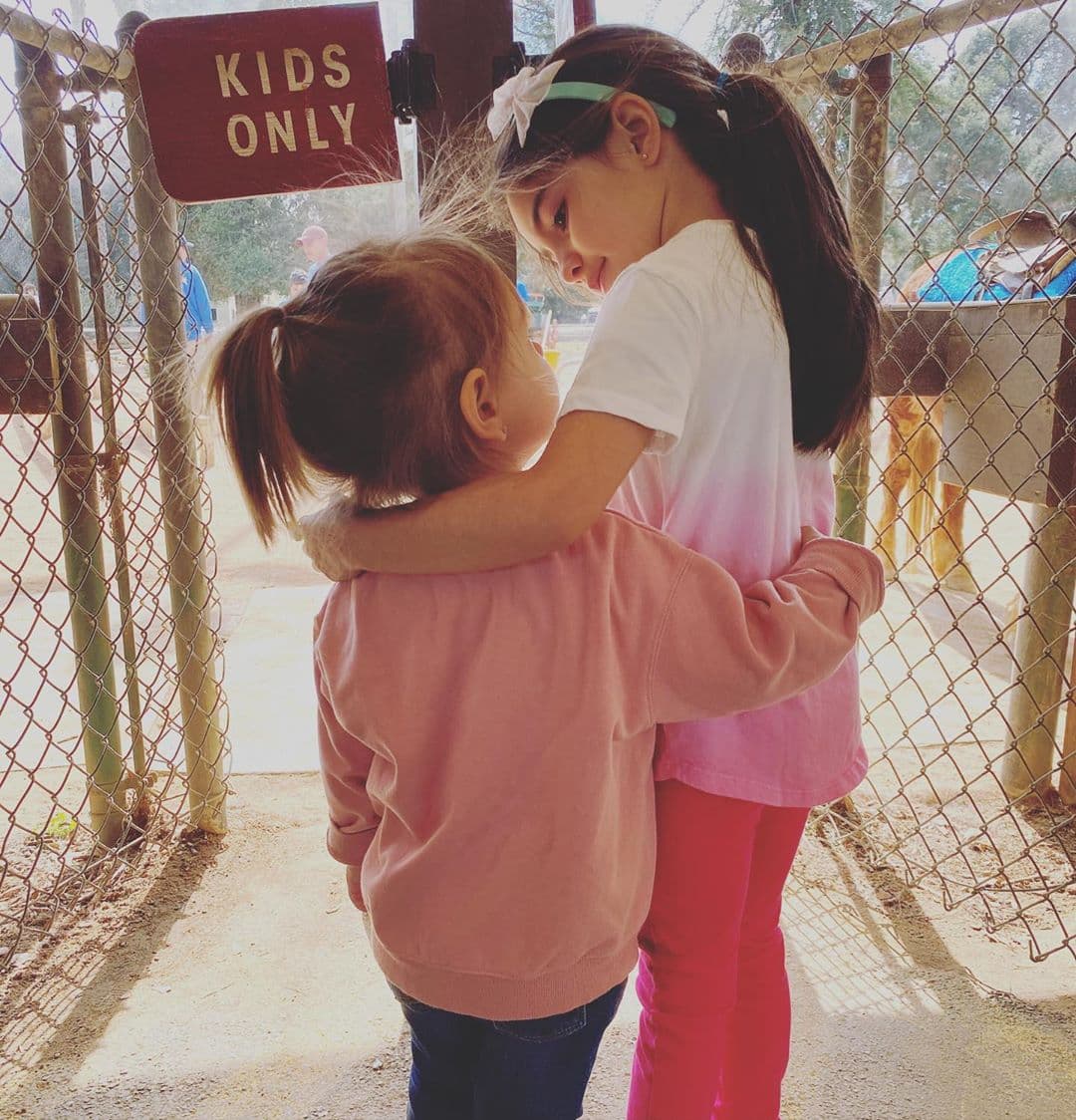A través de sus publicaciones, tanto Aislinn Derbez y Mauricio Ochmann, precisaron que Kailani disfrutó de su fiesta de cumpleaños de la mano de su tía Aitana, quien se ha convertido en una de sus mejores amigas.