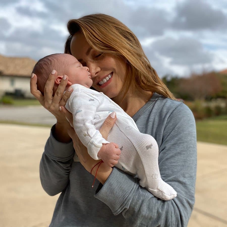 Erika Zaba confirmó en sus redes sociales que, tras el nacimiento de Emiliano, se comió su placenta. Sin embargo, detalló que no pudo hacerlo como lo tenía planeado: en un smoothie.