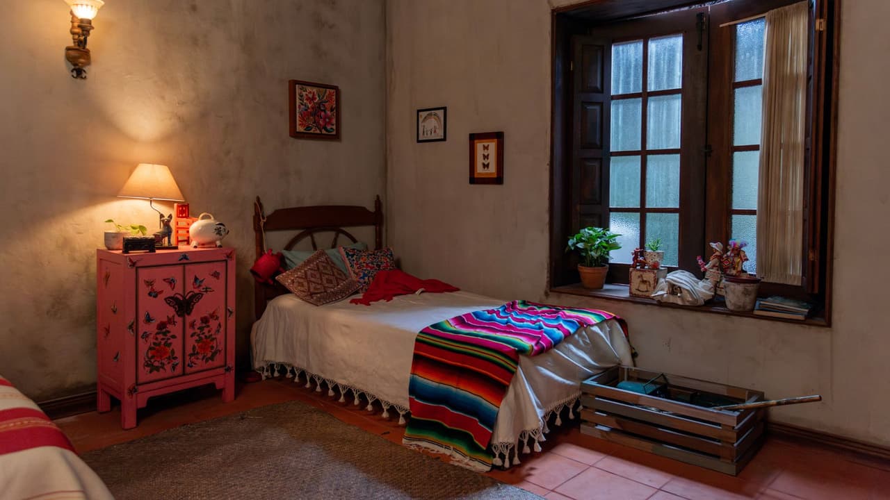 Esta es una de las recamaras de la hacienda, ¿quién dormirá en esta cama?