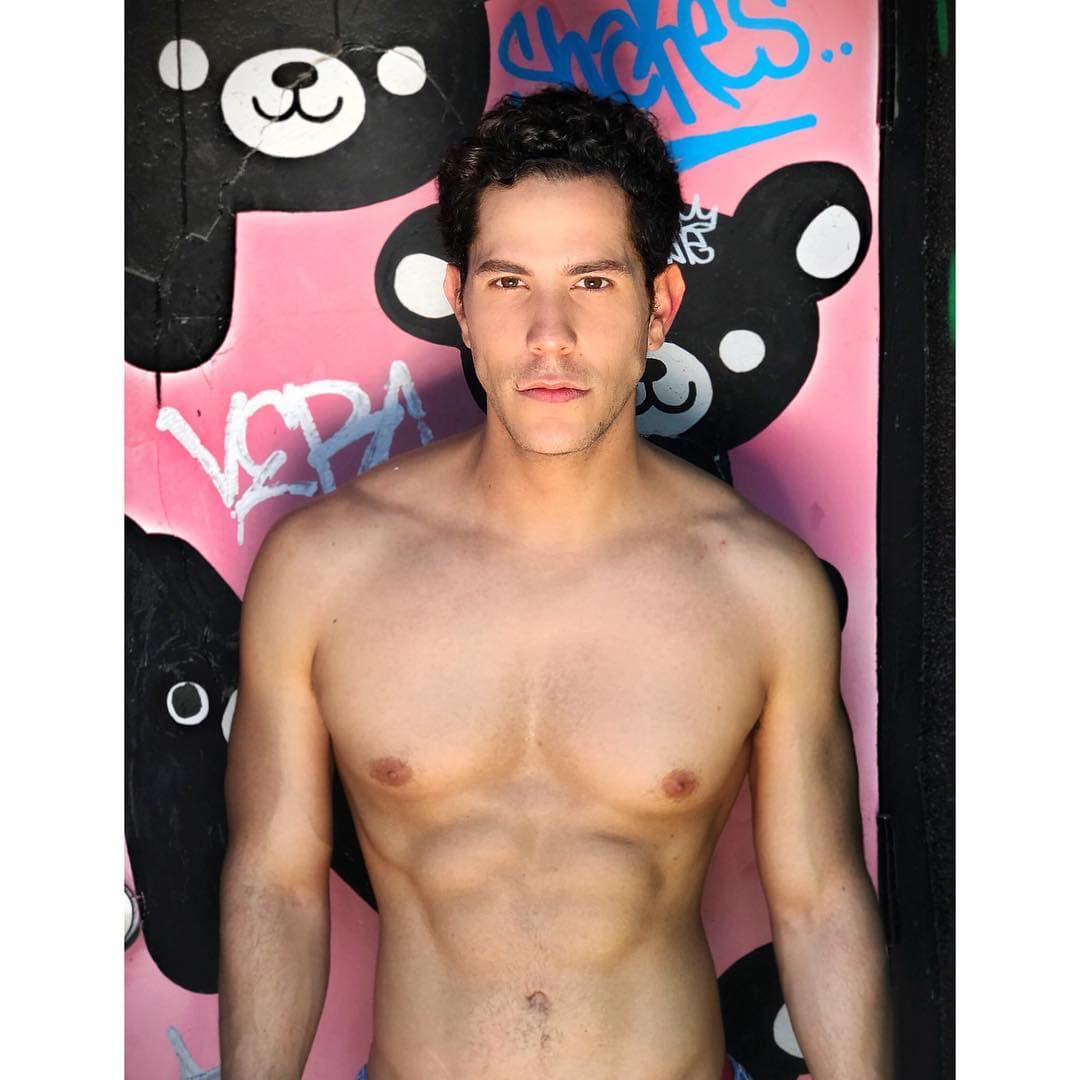 Y siempre gusta de posar serio ante la cámara.