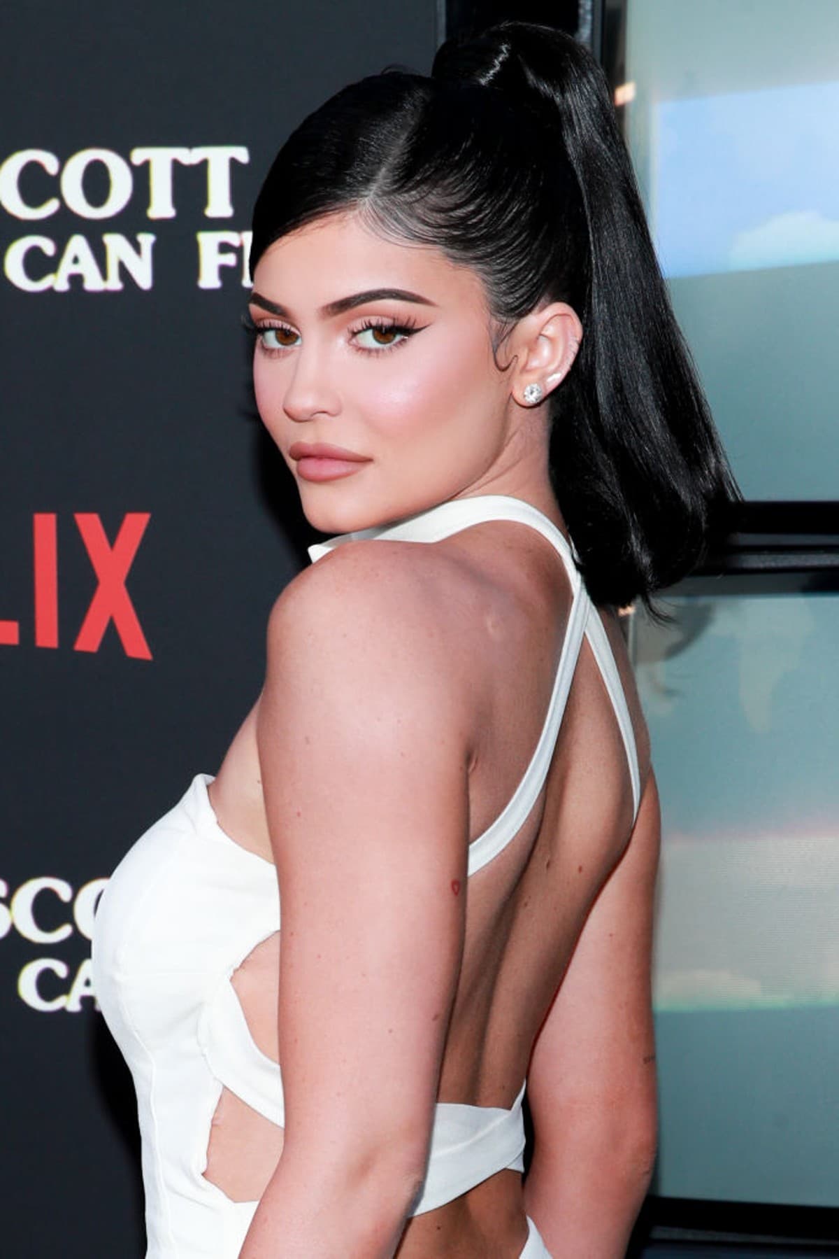 Kylie Jenner confirma su embarazo con ultrasonido y por primera vez muestra su pancita.