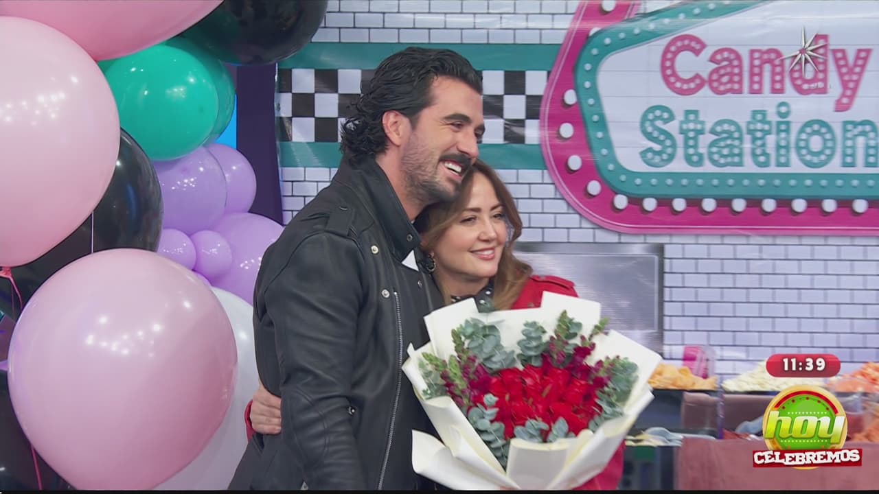 Novio de Andrea Legarreta la sorprende frente a su papá en Hoy; protagonizan romántico beso en vivo