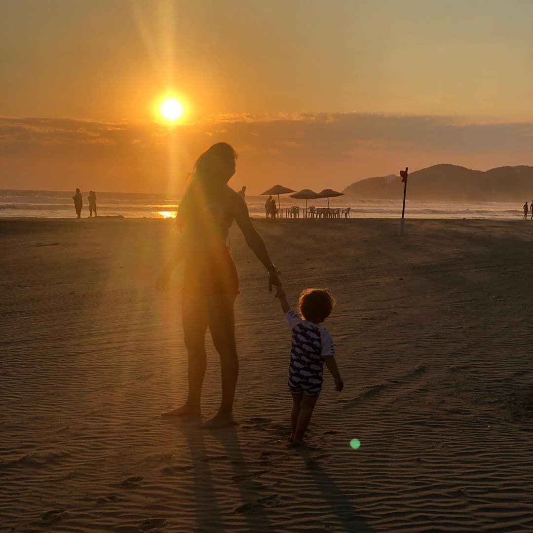 Marjorie de Sousa y su hijo Matías en la playa.