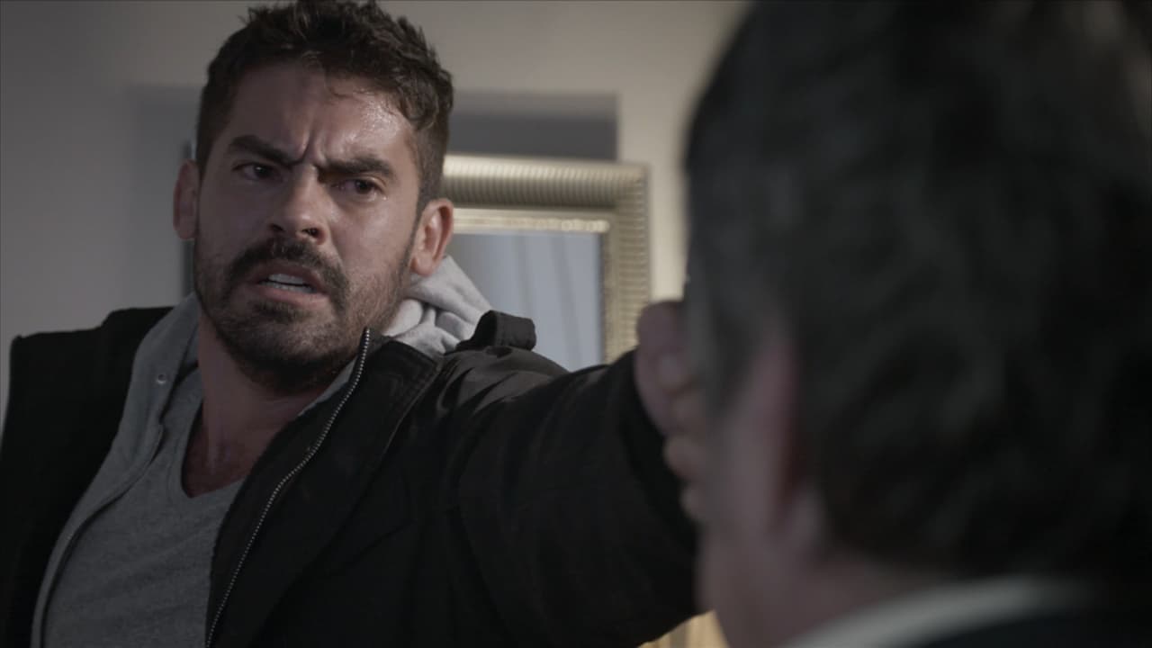 'Darío' acorrala a 'Eugenio con una pistola, pero el malvado logra sujetarlo y, durante el forcejeo, ¡el arma se dispara!