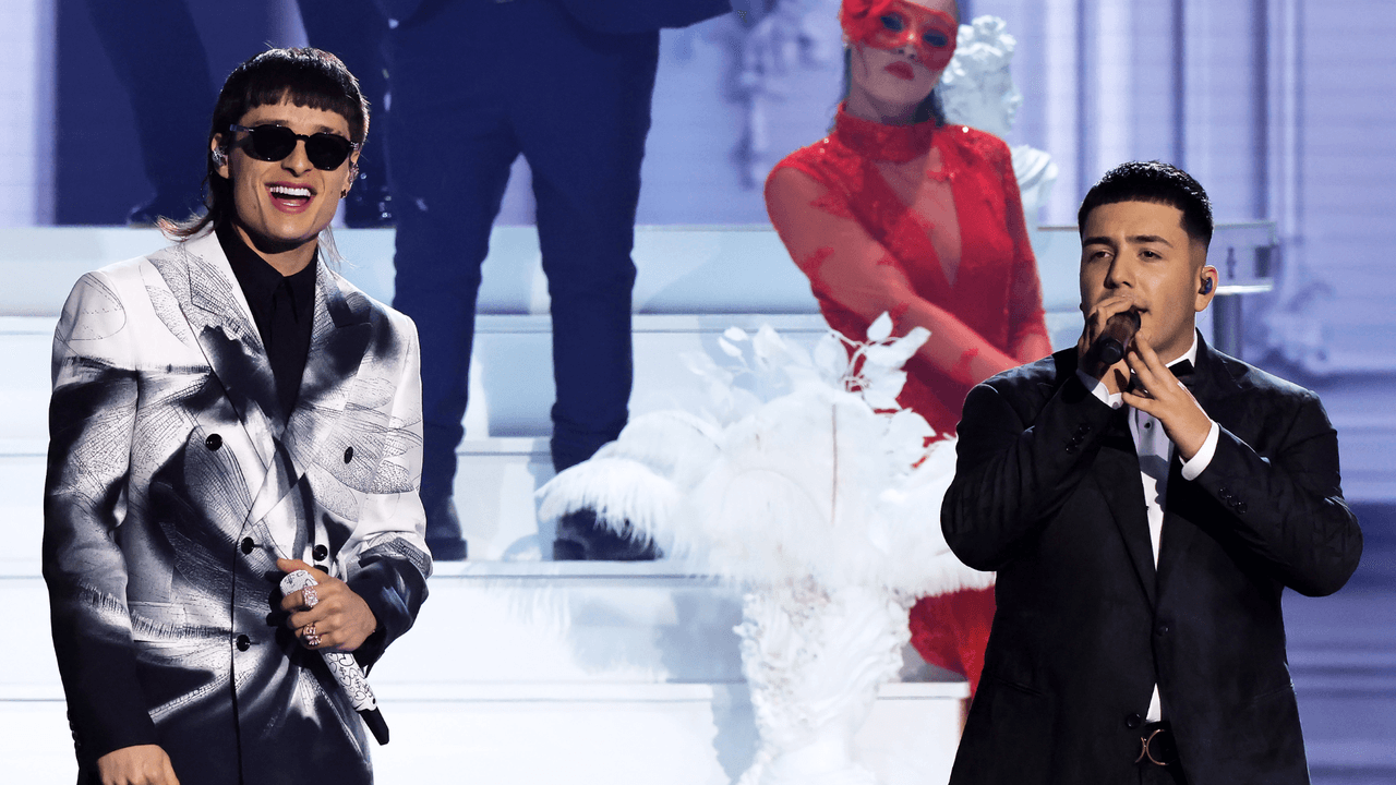 Peso Pluma y Eslabón Armado cantaron 'Ella baila sola' en los Latin GRAMMY 2023