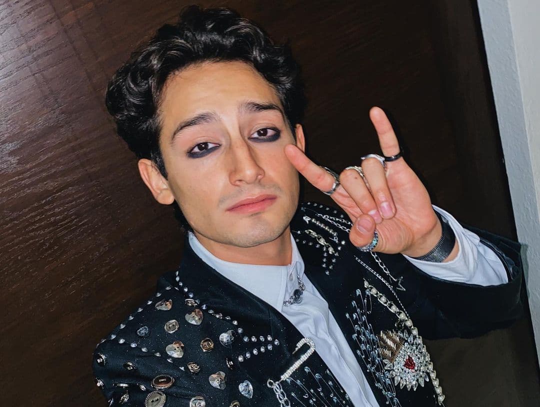 Emilio, agobiado, revela por qué fans rodearon su coche y pide perdón