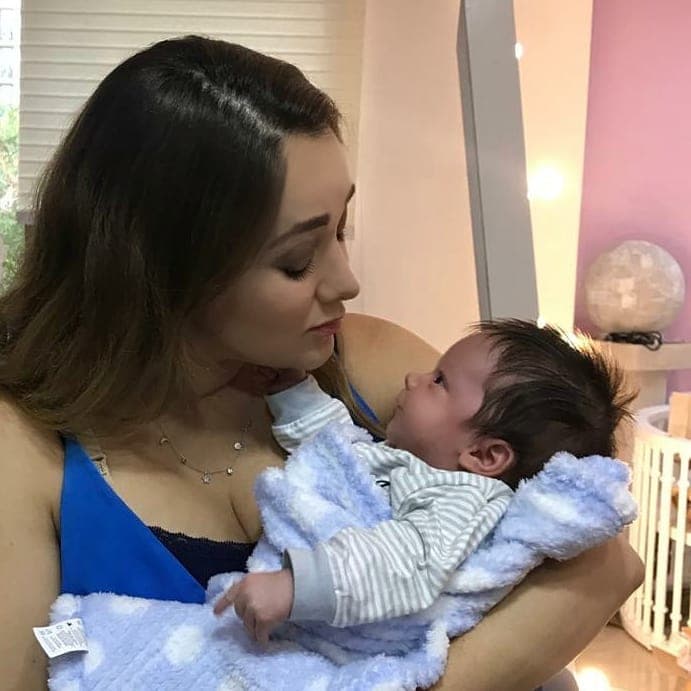 Sherlyn muestra cómo modela su hijo André en su primera sesión fotográfica