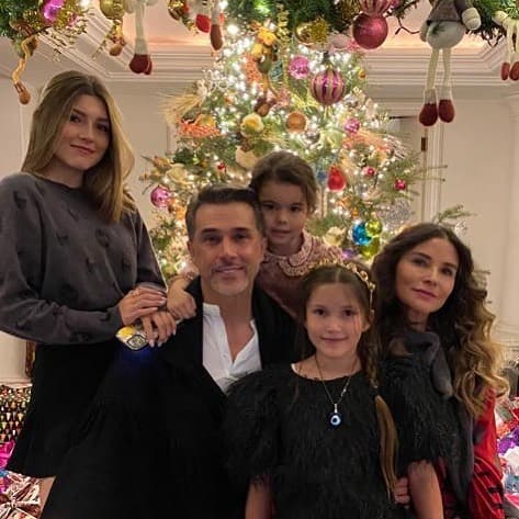 8) Sergio Mayer: el actor y diputado es padre de tres hijos, Sergio Mayer Mori, producto de su relación con la actriz Bárbara Mori, y Victoria y Antonia Mayer Camil, a quienes concibió con Isabella Camil.