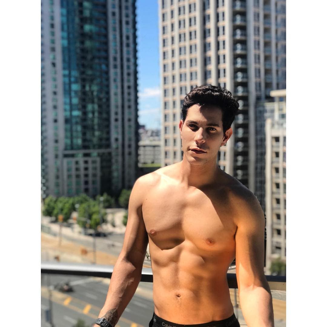 Christian siempre se llena de la energía del sol para iniciar con todo el día.