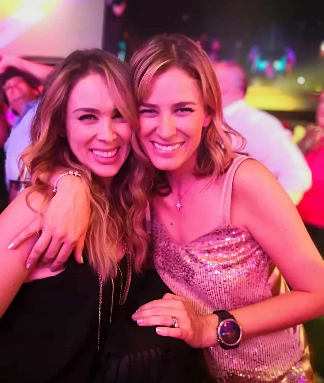 Jacky Bracamontes comenzó su carrera como reina de belleza, pero parece que no es la única atractiva de la familia. Su hermana Alina es igual de bella que la hoy conductora e incluso algunos aseguran que parecen gemelas.