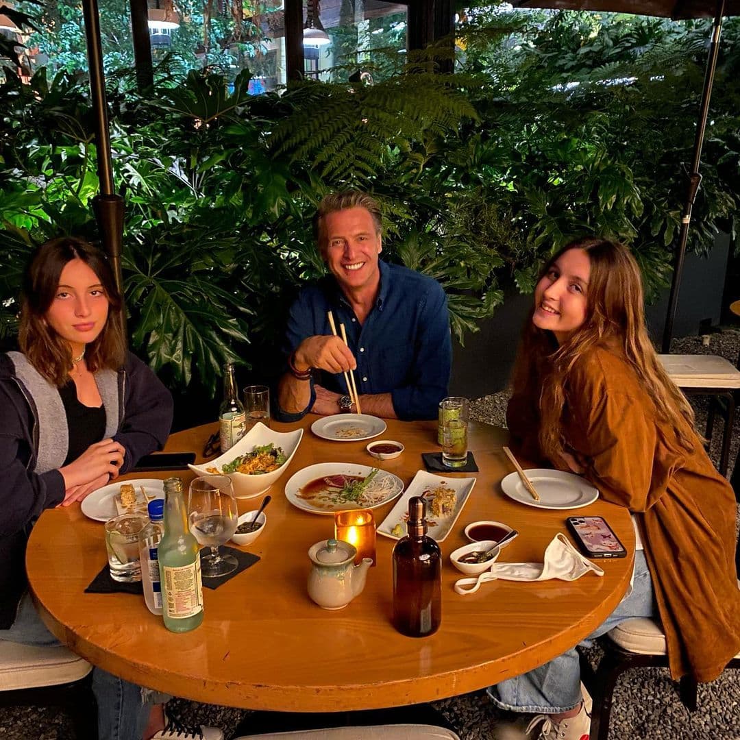 Valentina, como buen hermana mayor, lleva una excelente relación con Mía y Azul pese a la distancia, pues mientras ella vive en Argentina, sus hermanas radican en la Ciudad de México.