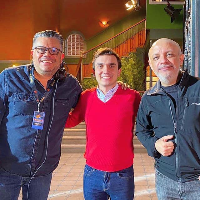 "La emoción de grabar con estos grandes no cambia con el tiempo, 18 años después seguimos compartiendo grandes momentos!!", compartió José Miguel Pérez en su cuenta de Instagram, haciendo referencia a que comenzó a trabajar con el productor Elías Solorio desde 'La Familia P. Luche', que inició sus grabaciones antes de 'Vecinos' en el 2002.