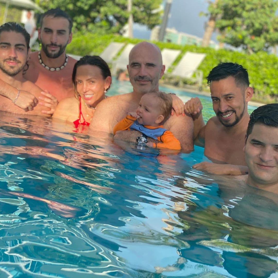 Haciendo a un lado toda esta polémica, Erika Zaba se trasladó en compañía de su familia y un grupo de amigos a Acapulco, Guerrero, zona turística desde la que compartió entrañables fotografías familiares y hasta protagonizó una increíble sesión de fotos en traje de baño.