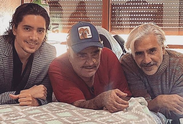 El Potrillo y su hijo rompen en llanto en su primer concierto tras muerte de Vicente Fernández