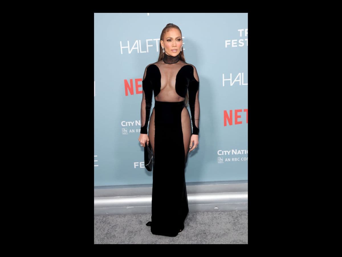 La 'Diva del Bronx' dejó sin palabras con su elegante atuendo.