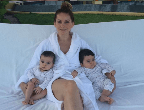 Tras poco más de cuatro años de matrimonio, en diciembre de 2015, Elizabeth Álvarez y Jorge Salinas se convirtieron en padres de Máxima y León.