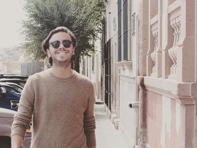 Él es Roberto, el guapo hermano de Regina Blandón