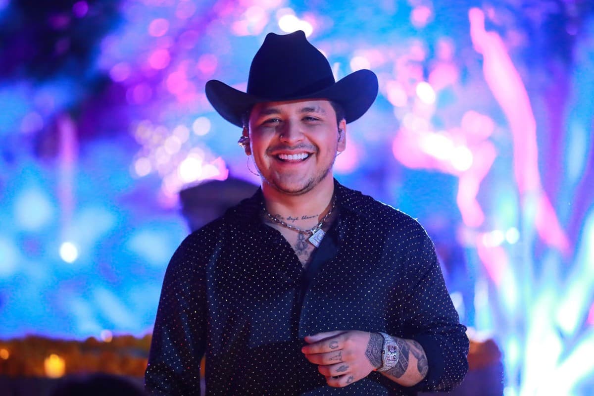 Christian Nodal sufre accidente en concierto; muestra las consecuencias.