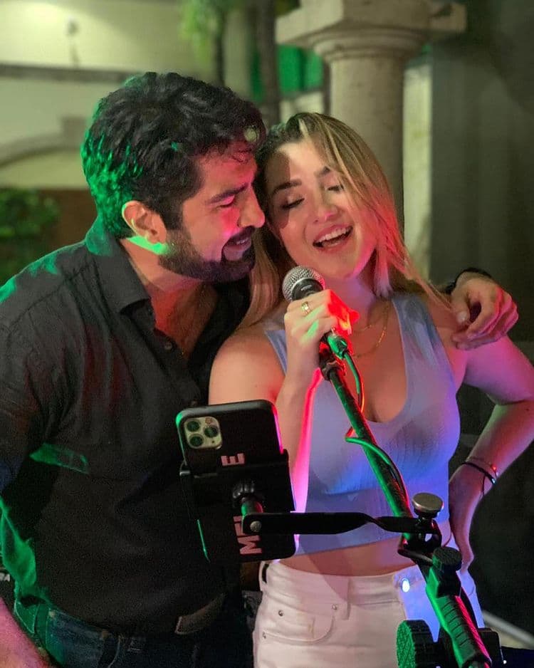 Arturo Carmona estalla contra quienes tachan de inapropiados los besos y abrazos con su hija