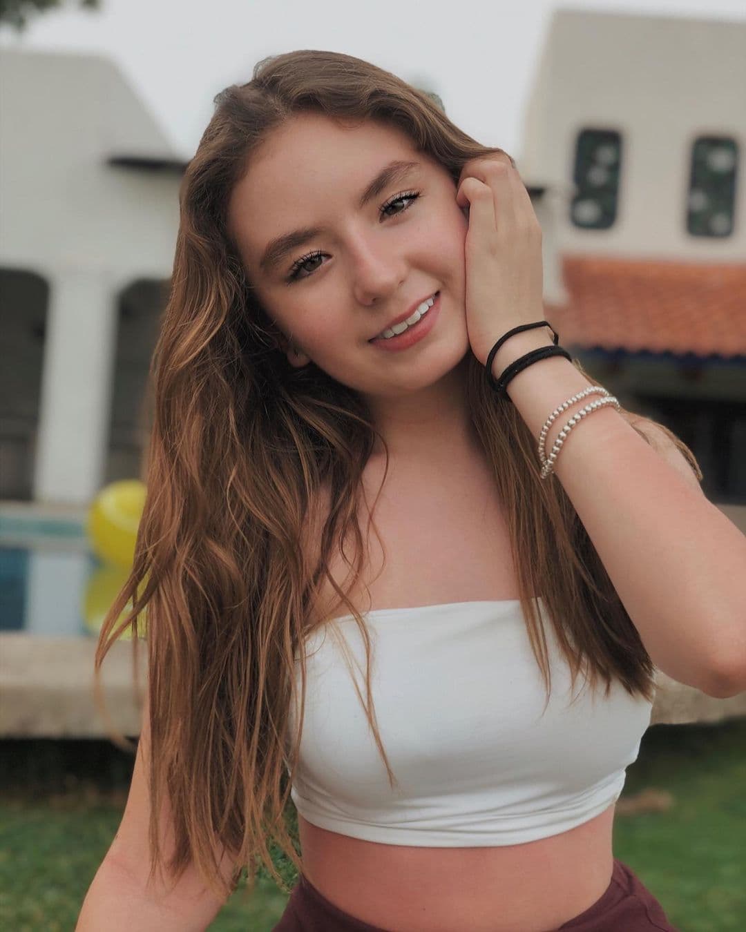 Fernanda Sasse también es muy activa en redes sociales, en Instagram está a poco de alcanzar el medio millón de seguidores; mientras que en TikTok cautiva por sus divertidas coreografías, retos e imitaciones.