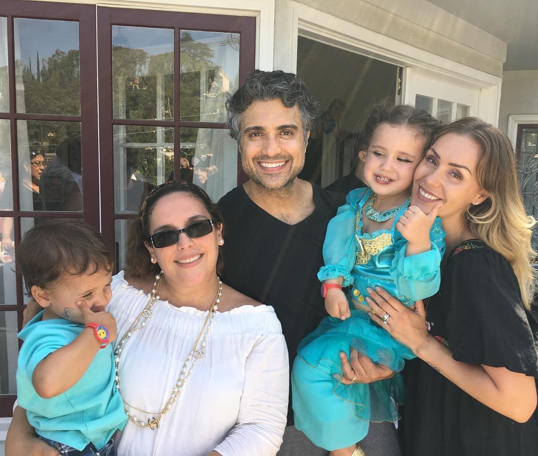 Los protagonistas de la inolvidable telenovela La fea más bella (2006), Jaime Camil y Angélica Vale, son como familia. En el 2013, la primera hija de la actriz, Angélica Masiel, fue bautizada en una íntima ceremonia y Camil fue su padrino. Ambos actualmente radican en Los Ángeles, California y es común verlos juntos con sus respectivas parejas e hijos.