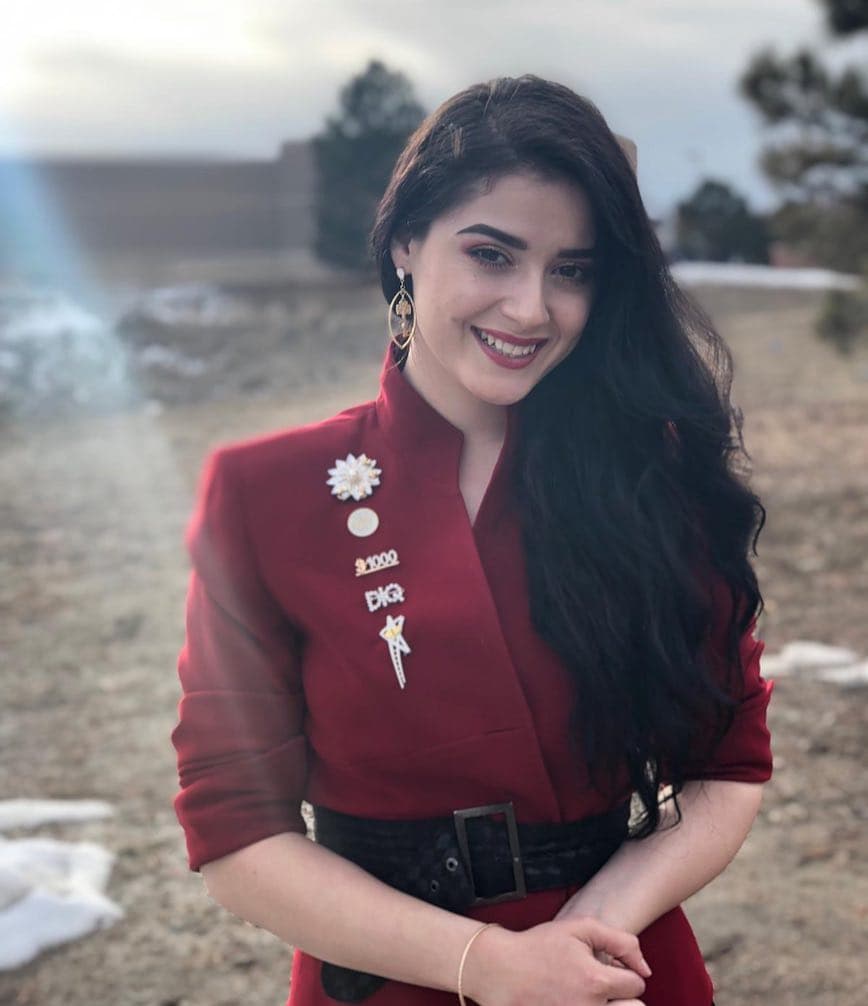 “Yo limpiaba casas antes y un día saliendo del trabajo mi tía nos habló a mi mamá y a mí diciendo que una chica nos iba a hacer un facial. Fuimos y ahí conocí a mi directora y me enamoré de su manera de vestir, tenía su traje de directora y afuera de la casa estaba su carro y se lo habían dado gratis. Me enamoré desde ese día de ese trabajo y el resto es historia”, destacó.