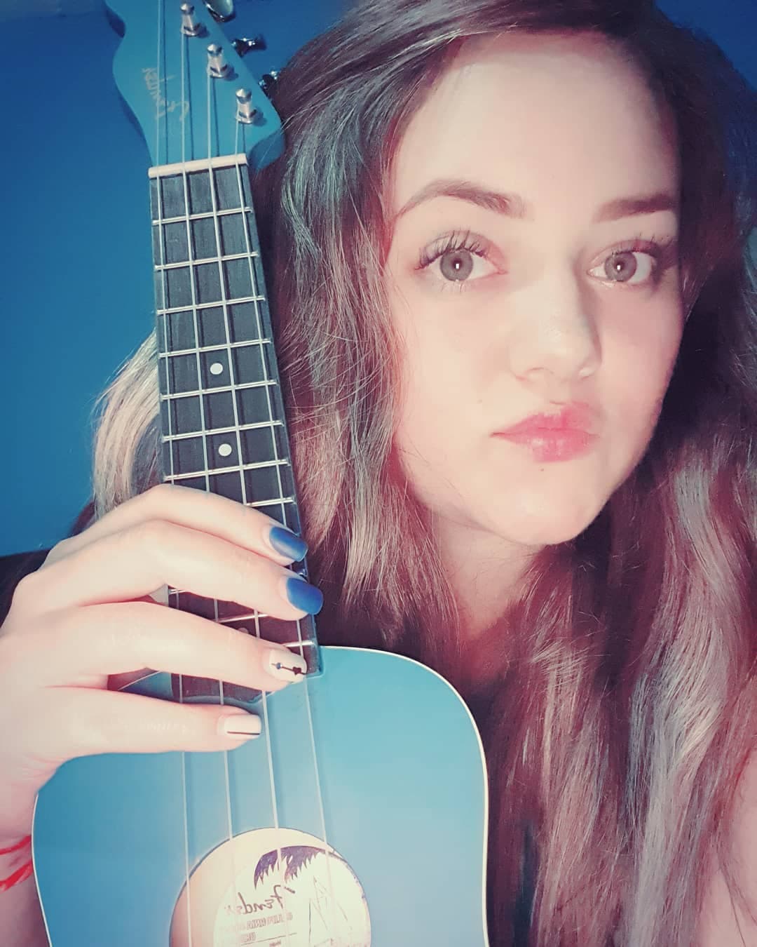 En redes sociales, afirma que además de actriz y comunicóloga, es cantante y se declara amante de los perros.