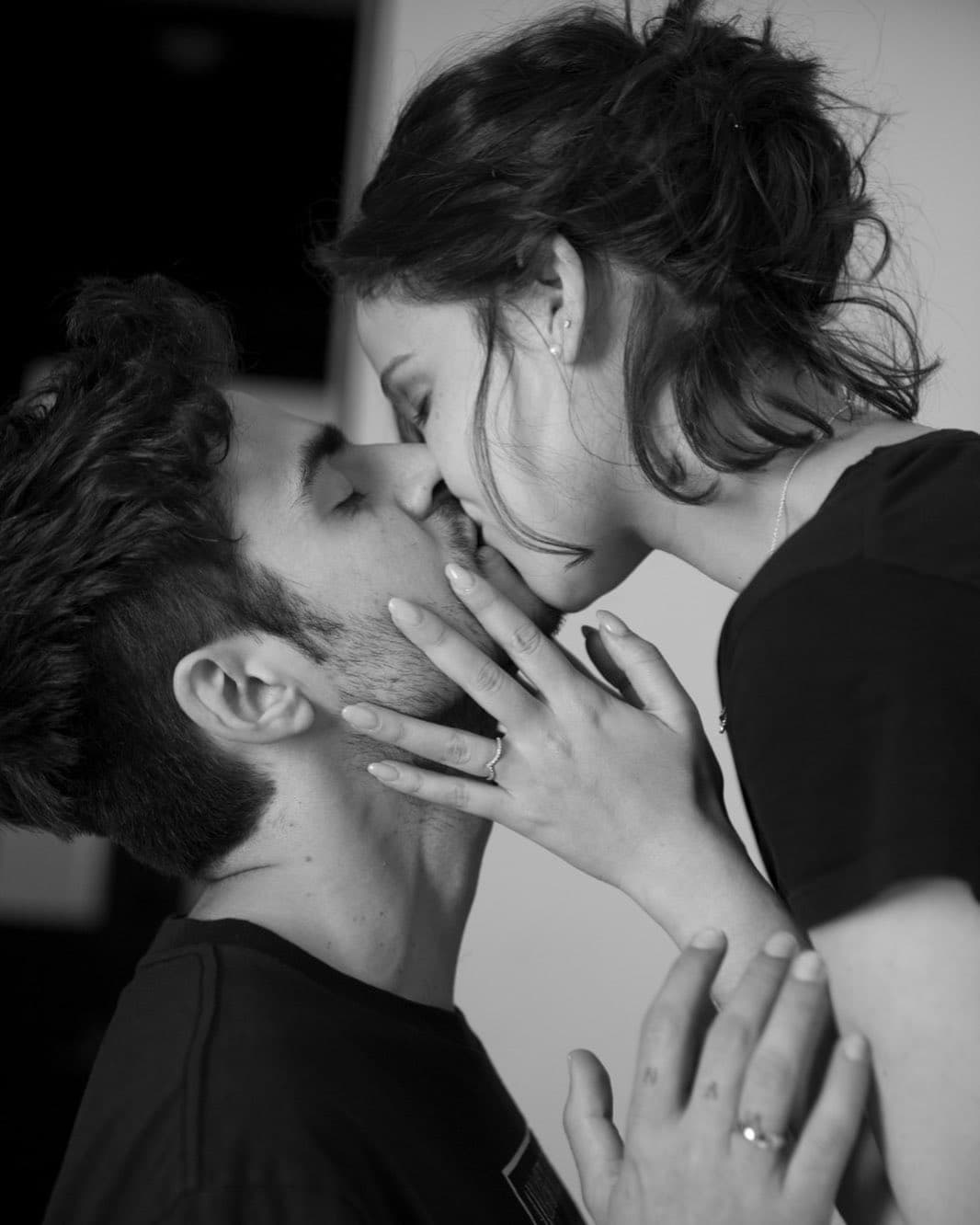 La propuesta de matrimonio se registró a inicio de año, pero la pareja decidió anunciar la noticia ahora que ya preparan una boda íntima y amorosa, según recalcó la actriz de telenovelas como ‘Qué pobres tan ricos’ y ‘Lola érase una vez’.