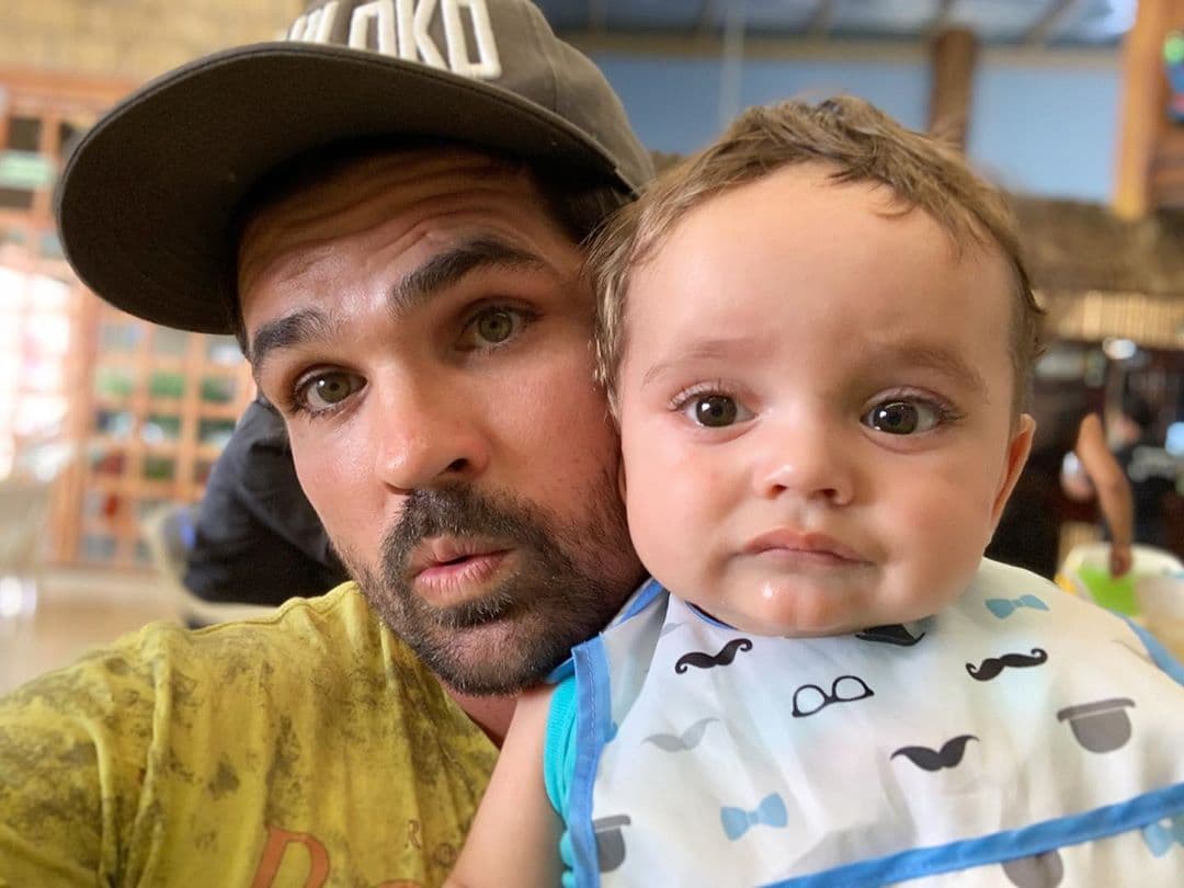 Además de caminar y bailar, Tadeo, hijo de Ferdinando Valencia, ya sabe jugar futbol